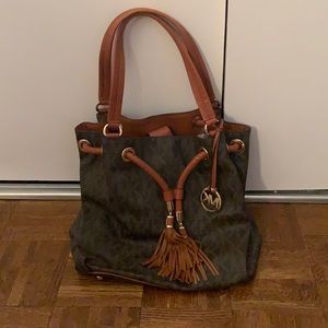 This is a 1-2 times used purse in great condition